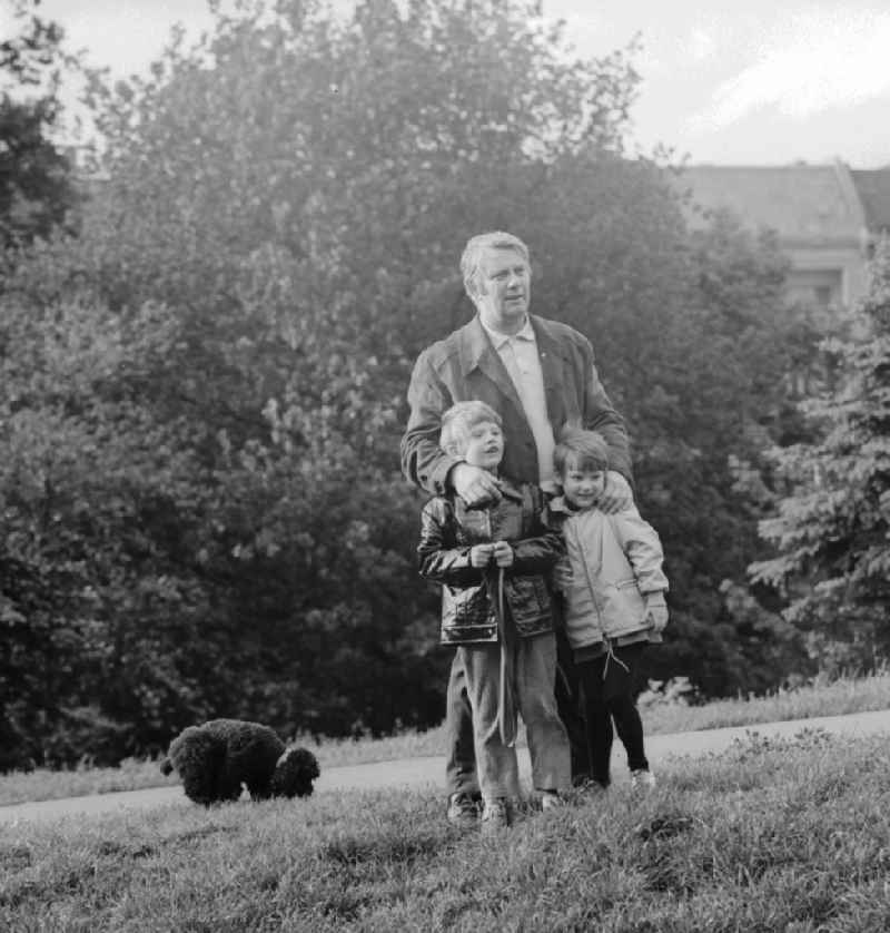 The film and theater actor Peter Borgelt (1927 - 1994) privately with two of his children in Berlin