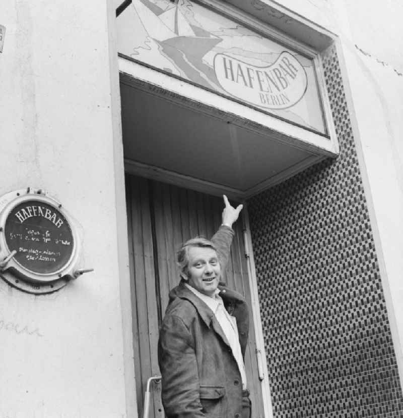 The film and theater actor Peter Borgelt (1927 - 1994) before Hafenbar, in Chaussee steet 2