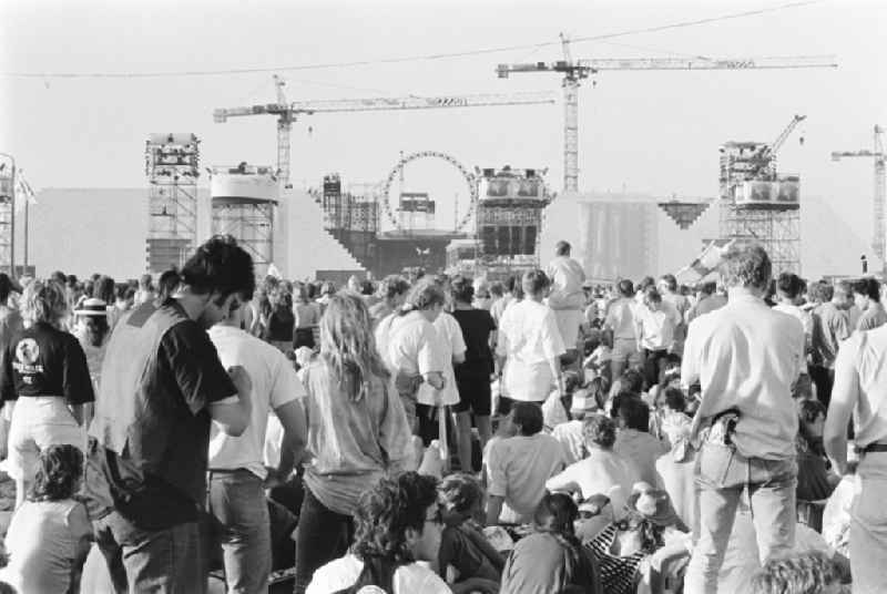 The concert, The Wall, Pink Floyd in Berlin. Approximately 350,00