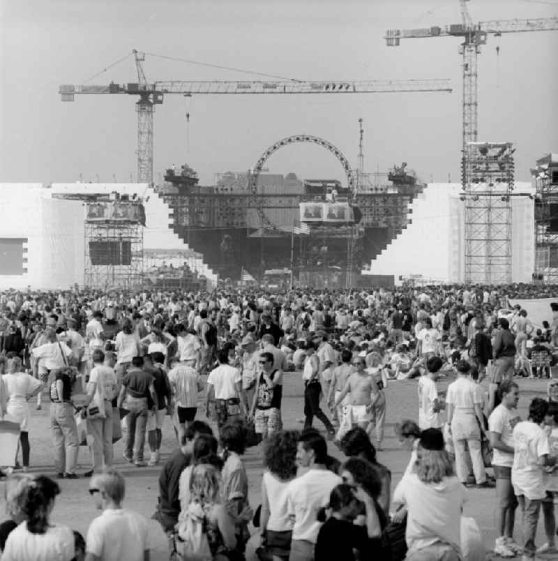 The concert, The Wall, Pink Floyd in Berlin. Approximately 350,00