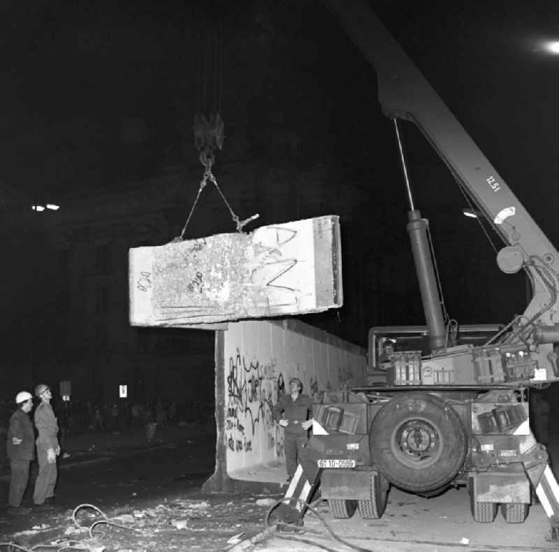 Dismantling of the Berlin Wall by the GDR border troops between the Brandenburg Gate and the Reichstag building in Berlin