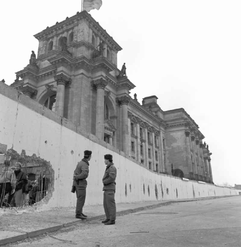 Border guards of the NVA (National People's Army) at the Berlin Wall at the Reichstag building in Berlin