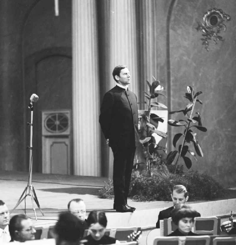 The actor Horst Schulze during a performance at the Apollo Hall at the State Opera in Berlin