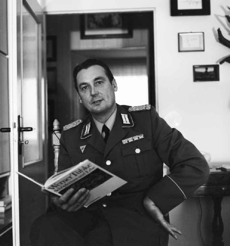 The writer Lieutenant Colonel Heinz Senkbeil in Berlin