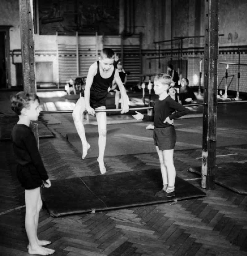 Physical education - gymnastics in the lower grades in Berlin. Here students on the horizontal bar