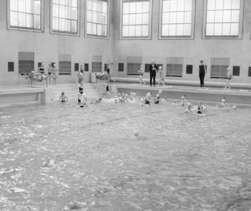 Children in the municipal baths in Mitte 'James Simon' in Berlin, the former capital of the GDR, the German Democratic Republic