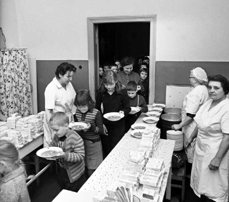 School meals, pupils with plates in their hands after the distribution of food in the 17th secondary school in Berlin-Koepenick, the former capital of the GDR, German Democratic Republic