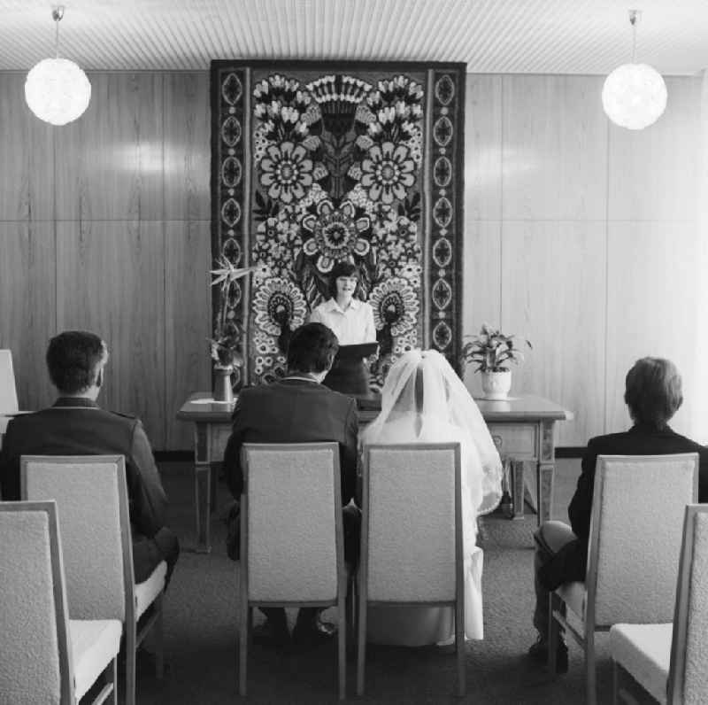 Wedding couple in the registry office in Berlin, the former capital of the GDR, the German Democratic Republic