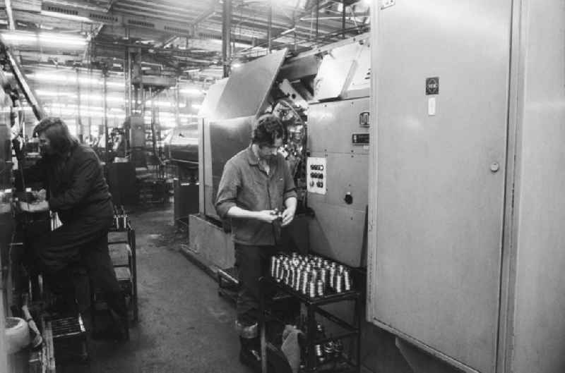 Workers at VEB Rolling Factory 'Josef Orlopp' in Lichtenberg in Berlin, the former capital of the GDR, the German Democratic Republic. Following a privatization by the Treuhand agency, the bearings production was discontinued in 1992