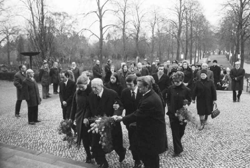 Funeral Kaethe Dahlem (1899 - 1974), born Weber, at the Central Cemetery Friedrichsfelde in Berlin, the former capital of the GDR, the German Democratic Republic. The focus centered her husband Franz Dahlem (1892 - 1981)