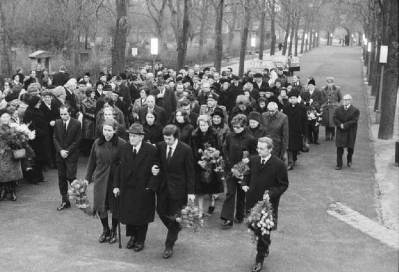 Funeral Kaethe Dahlem (1899 - 1974), born Weber, at the Central Cemetery Friedrichsfelde in Berlin, the former capital of the GDR, the German Democratic Republic. The focus centered her husband Franz Dahlem (1892 - 1981)