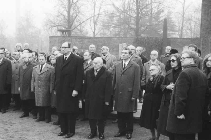 Burial of Friedrich Wilhelm 'Fritz' Selbmann (1899 - 1975), at the Central Cemetery Friedrichsfelde, also known as Socialists cemetery, in Berlin the former capital of the GDR, the German Democratic Republic. He was party official, minister and writer in the GDR