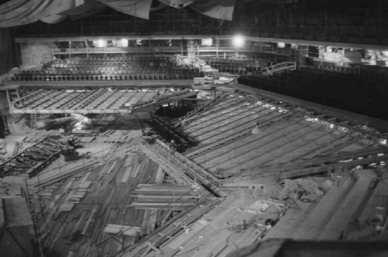 Construction of the Great Hall in the Palace of the Republic in Berlin, the former capital of the GDR, the German Democratic Republic. He served as a venue for major cultural events and had the form of a symmetrical hexagon. Lifting devices enabled various levels of the stage for different conventions or concerts purposes. In the great hall, many television broadcasts of GDR entertainment show were recorded Ein Kessel Buntes