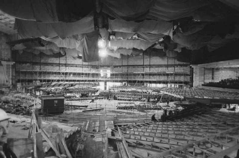 Construction of the Great Hall in the Palace of the Republic in Berlin, the former capital of the GDR, the German Democratic Republic. He served as a venue for major cultural events and had the form of a symmetrical hexagon. Lifting devices enabled various levels of the stage for different conventions or concerts purposes. In the great hall, many television broadcasts of GDR entertainment show were recorded Ein Kessel Buntes