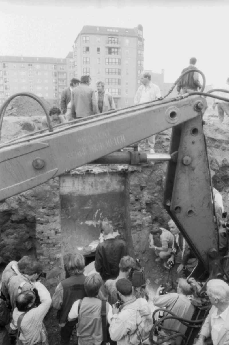 Magistrate Press committing Hitler's bunker residues at the Potsdamer Platz in Berlin, the former capital of the GDR, the German Democratic Republic