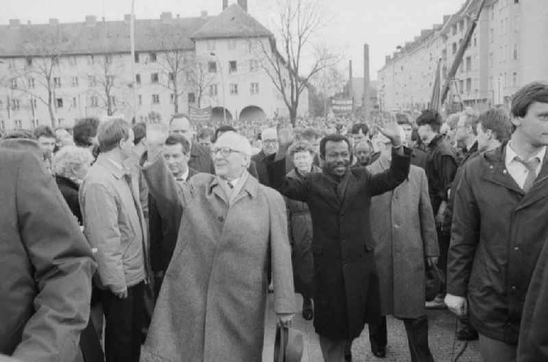 Erich Honecker (1912 - 1994) and international guests at the ceremonial unveiling of the Ernst-Thaelmann Memorial in Ernst-Thaelmann-Park in Berlin, the former capital of the GDR, the German Democratic Republic
