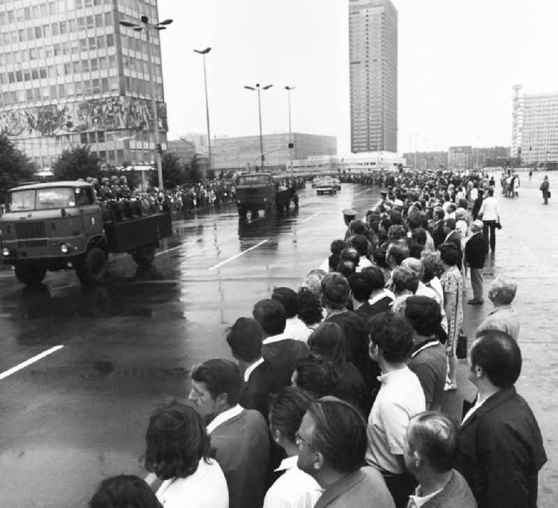 Mourning for Walter Ulbricht (1893 - 1973) in Berlin, the former capital of the GDR, the German Democratic Republic. Grief lane of East Berlin citizens in the Karl-Marx-Allee, through which the coffin is driven to the crematorium