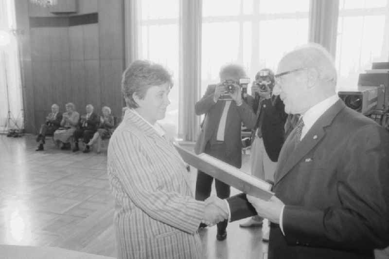 Erich Honecker (1912 - 1994), general secretary of the Central Committee (ZK) of the SED, draws deserved teachers on the occasion of 'Teacher's Day' in Berlin, the former capital of the GDR, the German Democratic Republic