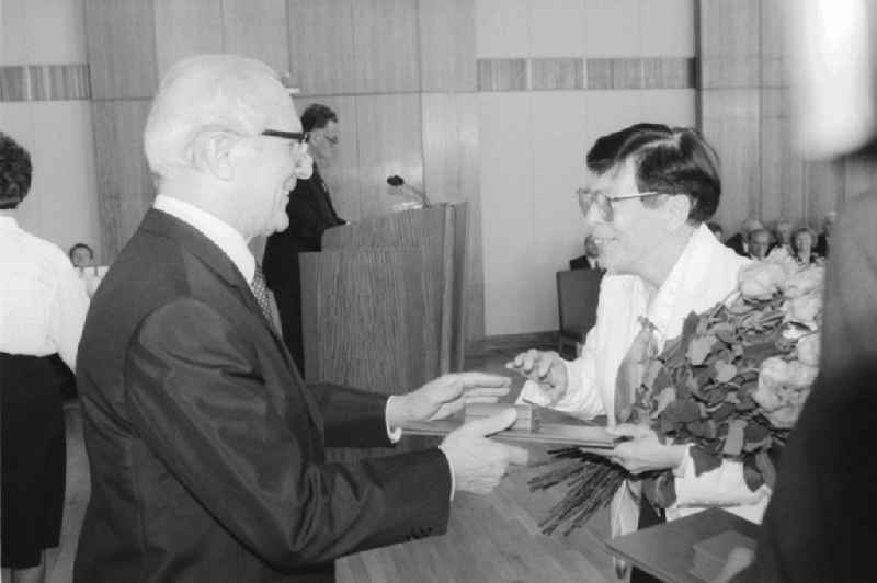 Erich Honecker (1912 - 1994), general secretary of the Central Committee (ZK) of the SED, draws deserved teachers on the occasion of 'Teacher's Day' in Berlin, the former capital of the GDR, the German Democratic Republic