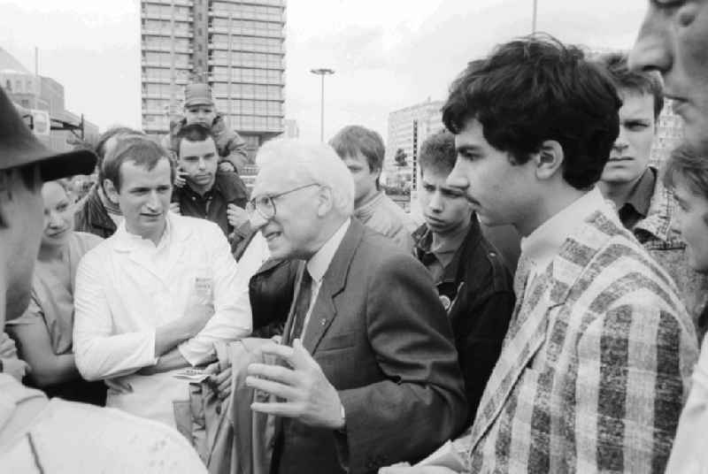 The urologist and researcher Professor Moritz Mebel in discussion with young people at the Pentecost meeting of youth in Berlin, the former capital of the GDR, the German Democratic Republic