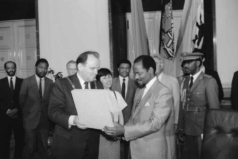 The President of the People's Republic of Mozambique, Joaquim Chissano receives in the Red City Hall a gift of Erhard Krack, the mayor of East Berlin in Berlin in the state of Berlin in the area of the former GDR, German Democratic Republic