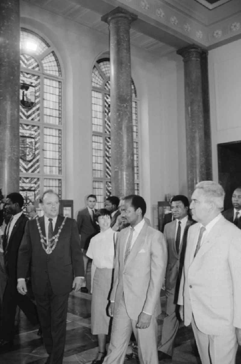 The mayor of East Berlin Erhard Krack leads the President of the People's Republic of Mozambique, Joaquim Chissano and his delegation by the Red Town Hall in Berlin in the state of Berlin in the area of the former GDR, German Democratic Republic
