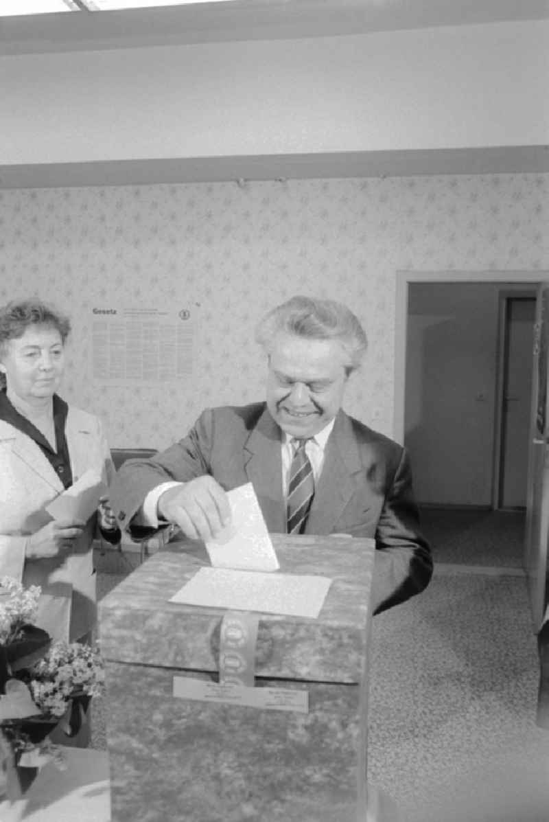 Prof. Dr. Lothar Colditz, President of the National Council of the National Front, with its vote in the local elections in Berlin, the former capital of the GDR, the German Democratic Republic