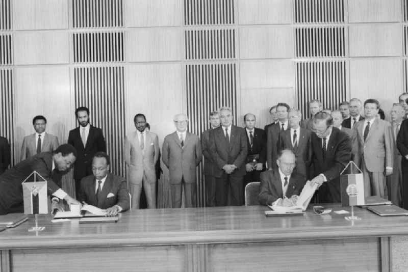 State visit of the President of Mozambique Joaquim Chissano in Berlin, the former capital of the GDR, the German Democratic Republic. The picture shows the signing of mutual agreements by the GDR Foreign Minister Oskar Fischer in the building of the State Council in the presence of Honecker and Chissano