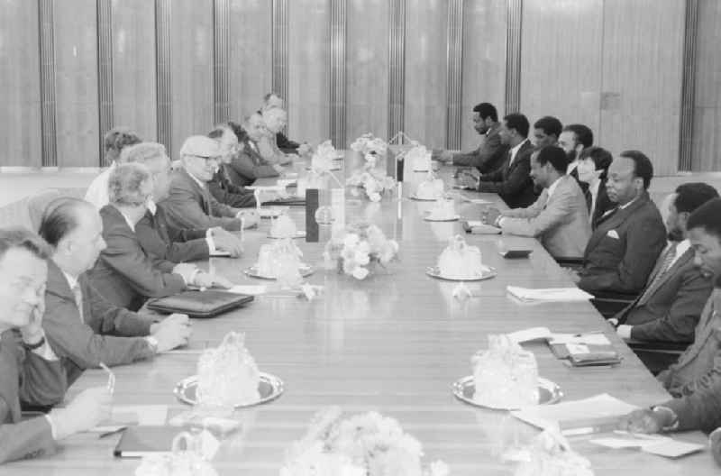 State visit of the President of Mozambique Joaquim Chissano in Berlin, the former capital of the GDR, the German Democratic Republic. The picture shows the official talks at the State Council with Erich Honecker
