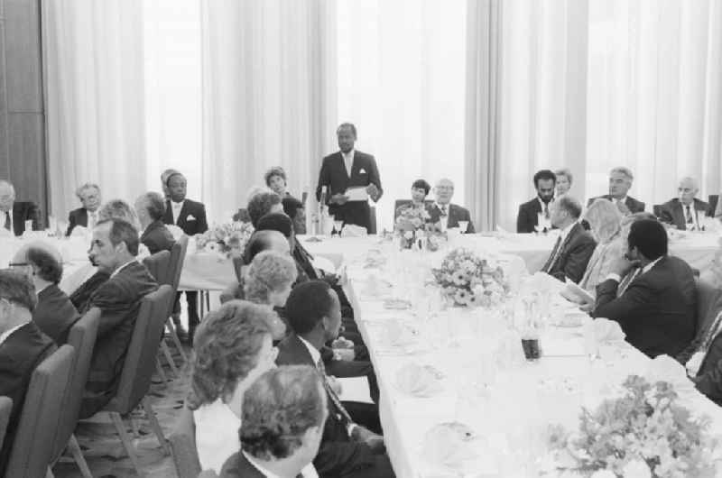 State visit of the President of Mozambique Joaquim Chissano in Berlin, the former capital of the GDR, the German Democratic Republic. In view of the reception at the Council of State with reciprocal toasting of Erich Honecker and Chissano