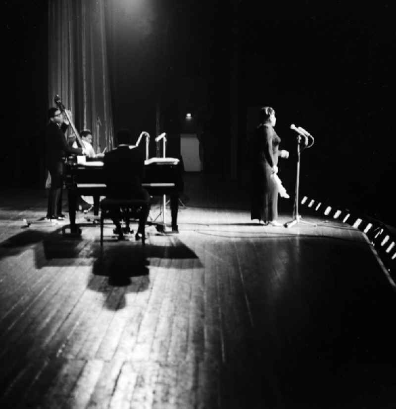 Jazz singer Ella Fitzgerald Jane (1917 - 1996) at a concert in the Friedrichstadtpalast in Berlin, the former capital of the GDR, the German Democratic Republic