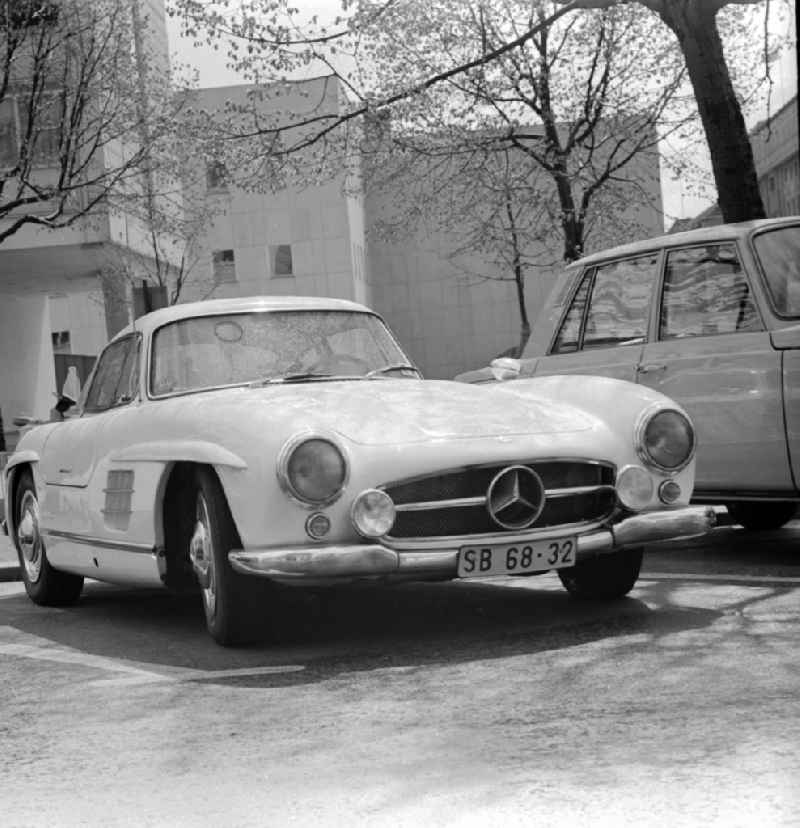 Passenger cars - Motor vehicles in a parking lot with a parked Mercedes 30