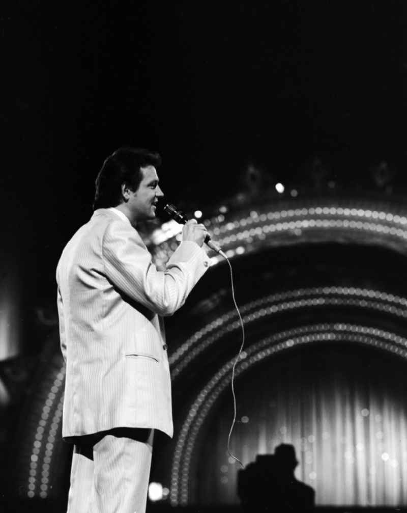 The crooner Gerd Christian in an appearance on the Saturday evening show 'Ein Kessel Buntes' at the Friedrichstadtpalast in Berlin, the former capital of the GDR, the German Democratic Republic