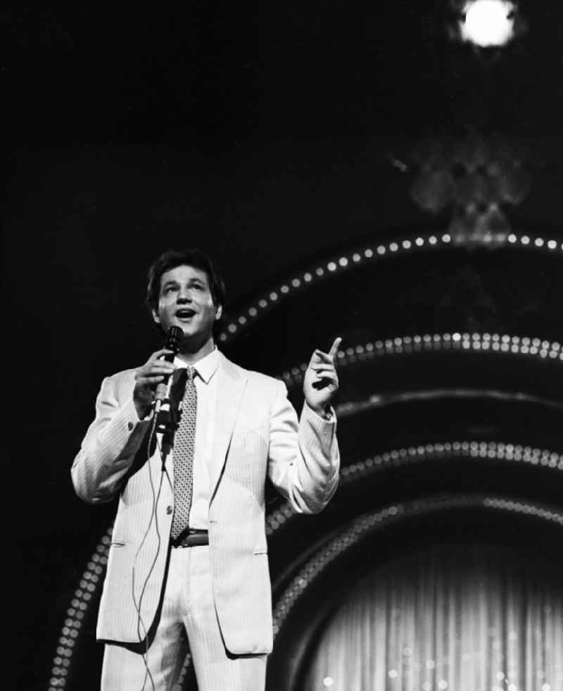 The crooner Gerd Christian in an appearance on the Saturday evening show 'Ein Kessel Buntes' at the Friedrichstadtpalast in Berlin, the former capital of the GDR, the German Democratic Republic