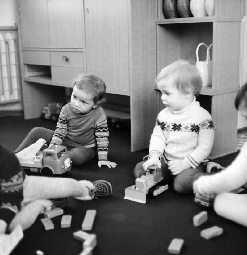 Children at the daily employment in the playroom at the Children's Clinic in Klinikum Berlin-Buch in Berlin, the former capital of the GDR, the German Democratic Republic. A mother sitting with her baby sits treatment rooms