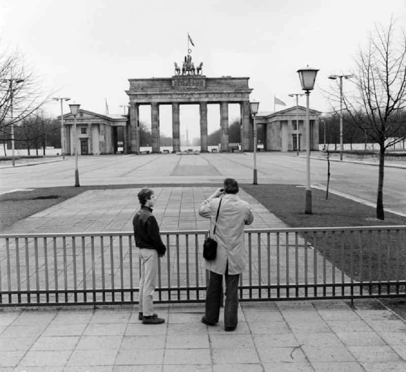 Tourists to the fortifications at the Brandenburg Gate in Berlin, the former capital of the GDR, the German Democratic Republic. The construction of the Berlin Wall in 1961 - the 'bulwark of the East' - belonged to the Brandenburg Gate to the border-restricted area. It became a symbol of the Cold War