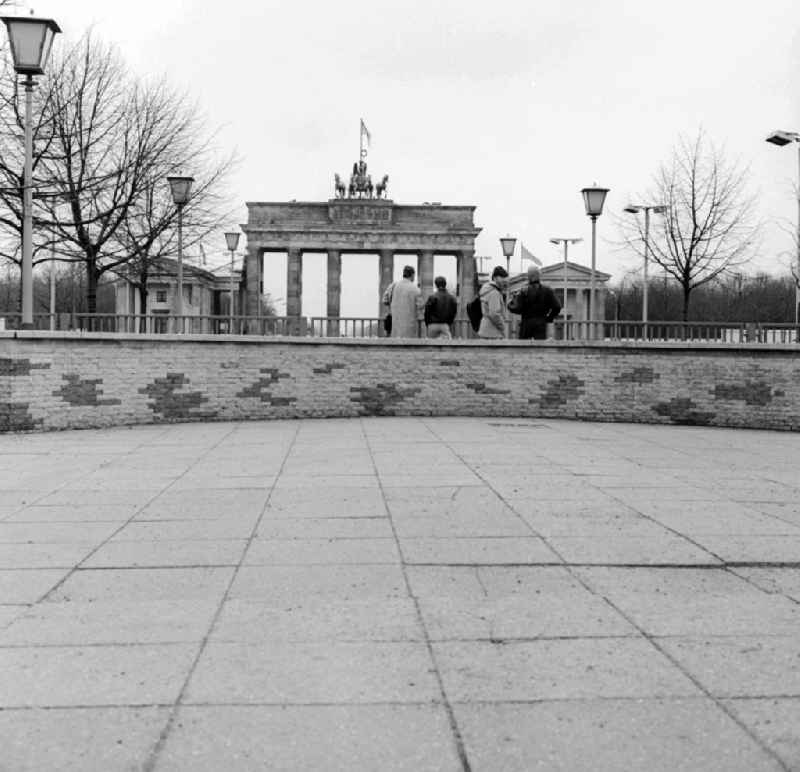 Tourists to the fortifications at the Brandenburg Gate in Berlin, the former capital of the GDR, the German Democratic Republic. The construction of the Berlin Wall in 1961 - the 'bulwark of the East' - belonged to the Brandenburg Gate to the border-restricted area. It became a symbol of the Cold War