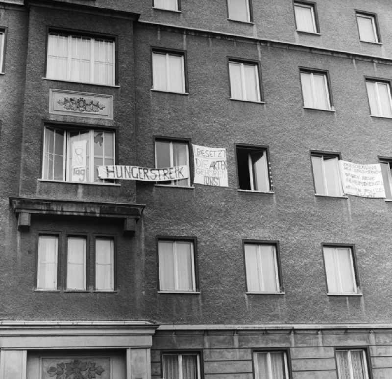 Indefinite occupation of the archive of the former Stasi Stasi by representatives of the State Committee for dissolution of the State Security NEW FORUM and the Environmental Library in Berlin, in Berlin, the former capital of the GDR, German Democratic Republic