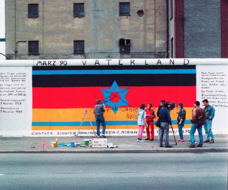 Picture of the painter Guenther Schaefer 'Fatherland'. The mural, showing a Star of David in the light of the Germany flag in Berlin, the former capital of the GDR, German Democratic Republic