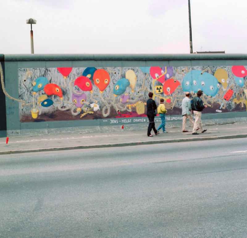 Picture of the painter Jens-Helge Dahmen 'Pneumo humanoids' on the East Side Gallery in Berlin, the former capital of the GDR, German Democratic Republic