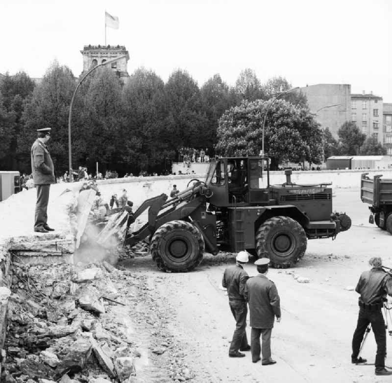 Dismantling of concrete segments of the Berlin Wall to the opening of a border crossing at the Brandenburg Gate in Berlin-Mitte. By Baupioniere and soldiers of the Border Troops of the GDR concrete segments were removed from the ehmaligen fortification of the GDR border to West Berlin in Berlin the former capital of the GDR