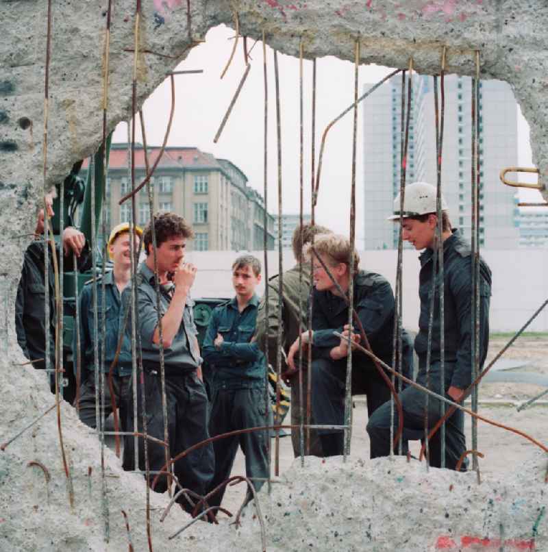 Construction pioneers and soldiers of the GDR border troops dismantle concrete segments with steel reinforcements from the ehmaligen fortification of the GDR border to West Berlin in Berlin the former capital of the GDR