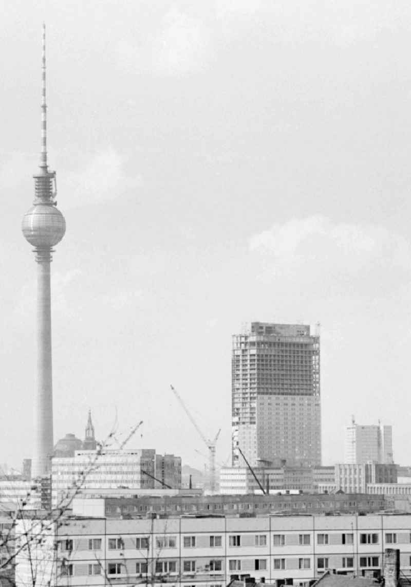 Establishment of the bed tower of Inter Hotel Stadt Berlin, today Park Inn Berlin Alexanderplatz in Berlin, the former capital of the GDR, German Democratic Republic. On the left of the Berlin TV Tower