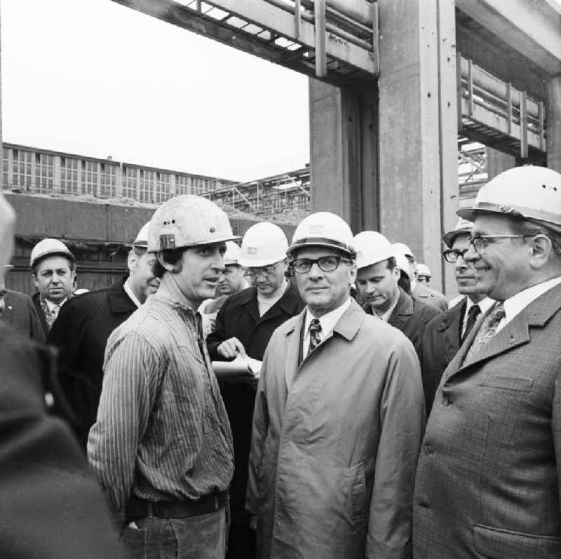 Erich Honecker, secretary general of the central committee ZK of the SED socialist united party of Germany and chairpersons of the council of state to guest in the house building combine VEB Berlin (WBK) in Berlin, the former capital of the GDR, German democratic republic