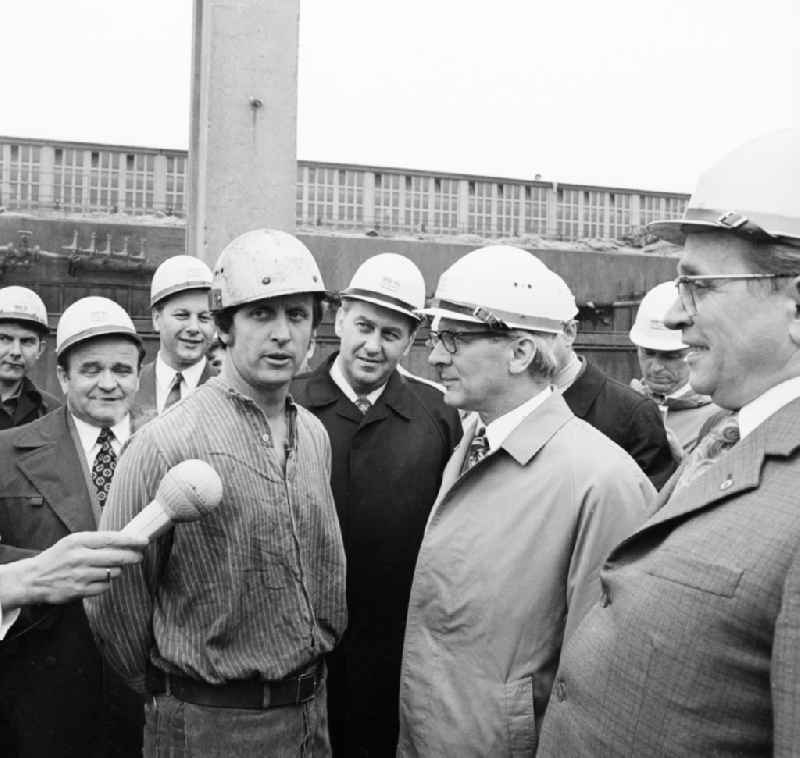 Erich Honecker, secretary general of the central committee ZK of the SED socialist united party of Germany and chairpersons of the council of state to guest in the house building combine VEB Berlin (WBK) in Berlin, the former capital of the GDR, German democratic republic