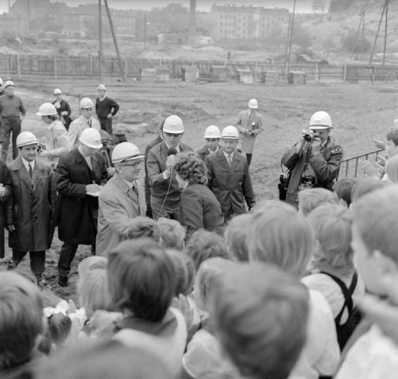 Erich Honecker, secretary general of the central committee ZK of the SED socialist united party of Germany and chairpersons of the council of state to guest in 25. Polytechnic high school (POS) in Berlin, the former capital of the GDR, German democratic republic