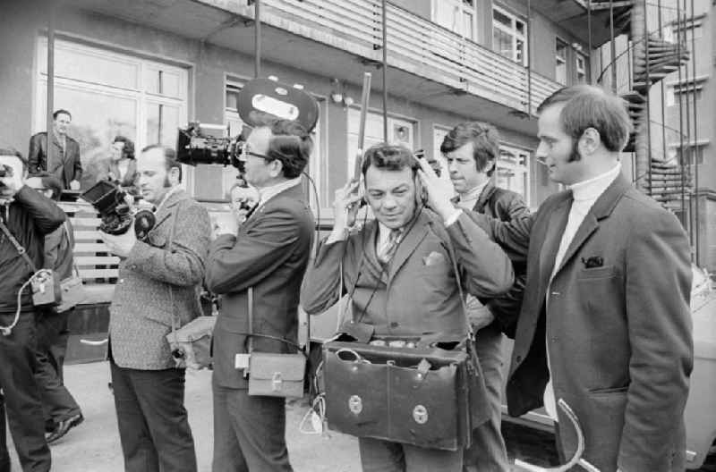 Sound engineer, photographers and cameramen of the German television radio (DFF) in eagle court in Berlin, the former capital of the GDR, German democratic republic