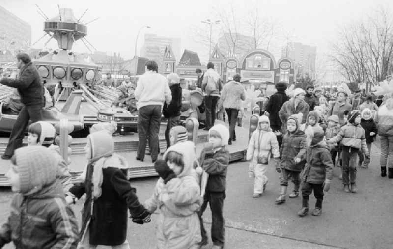 Excursion of children cooked trenches on the Berlin Christmas fair in Berlin, the former capital of the GDR, German democratic republic. Today there stands at this point the shopping centre 'Alexa'
