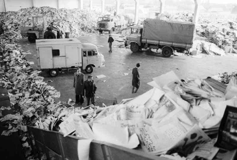 Valuable material separation in the combine VEB secondary raw material capture (SERO) in Berlin, the former capital of the GDR, German democratic republic. Here the delivery zone for waste paper. After the turn the Alba daughter Abfallwirtschaftsunion (AWU) took over the company in Mahlsdorf
