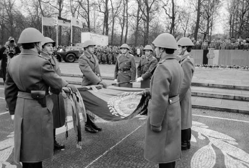 Swearing of the national police (VP) in the Soviet monument in the Treptower park in Berlin, the former capital of the GDR, German democratic republic. Here with the ceremonious ceremony of the oath of office / of vow in the flag